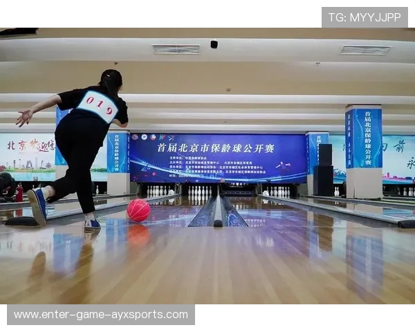 保龄球公开赛女将夺冠，打破长期记录