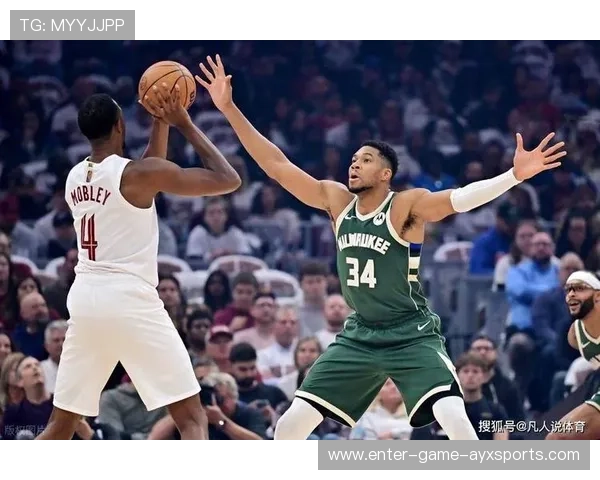 字母哥扣篮引爆全场观众,雄鹿强势回归