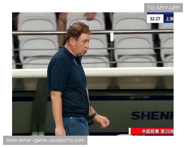 上海申花中路小范围配合，连续一脚出球撕开口子